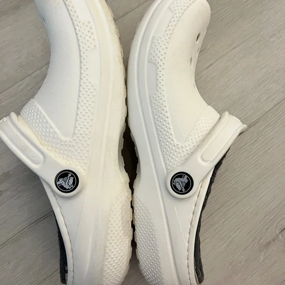 CROCS Classic White and Gray Fuzzy Lined Mules & Clogs - Picture 4 of 8